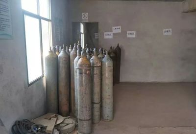 133个压缩气瓶藏身居民楼？！气瓶放置不当，等于炸弹！——聚焦氟制冷剂批发乱象与安全警示